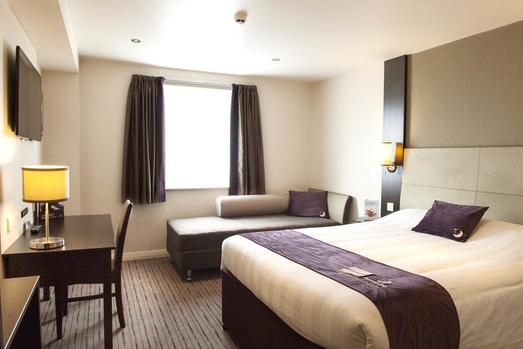 Premier Inn Трінґ Номер фото