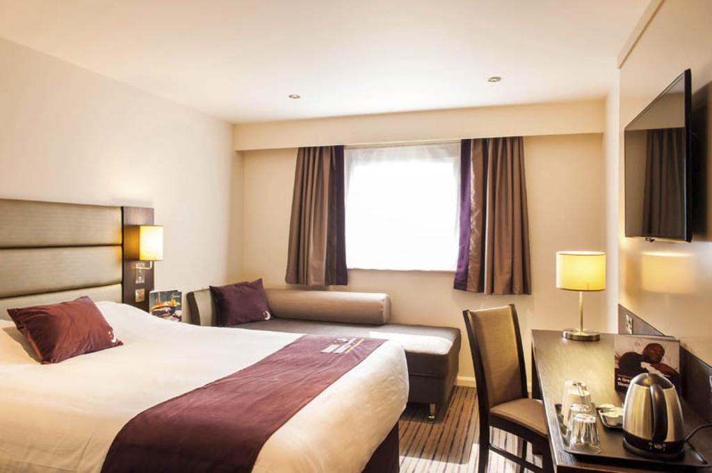Premier Inn Трінґ Екстер'єр фото