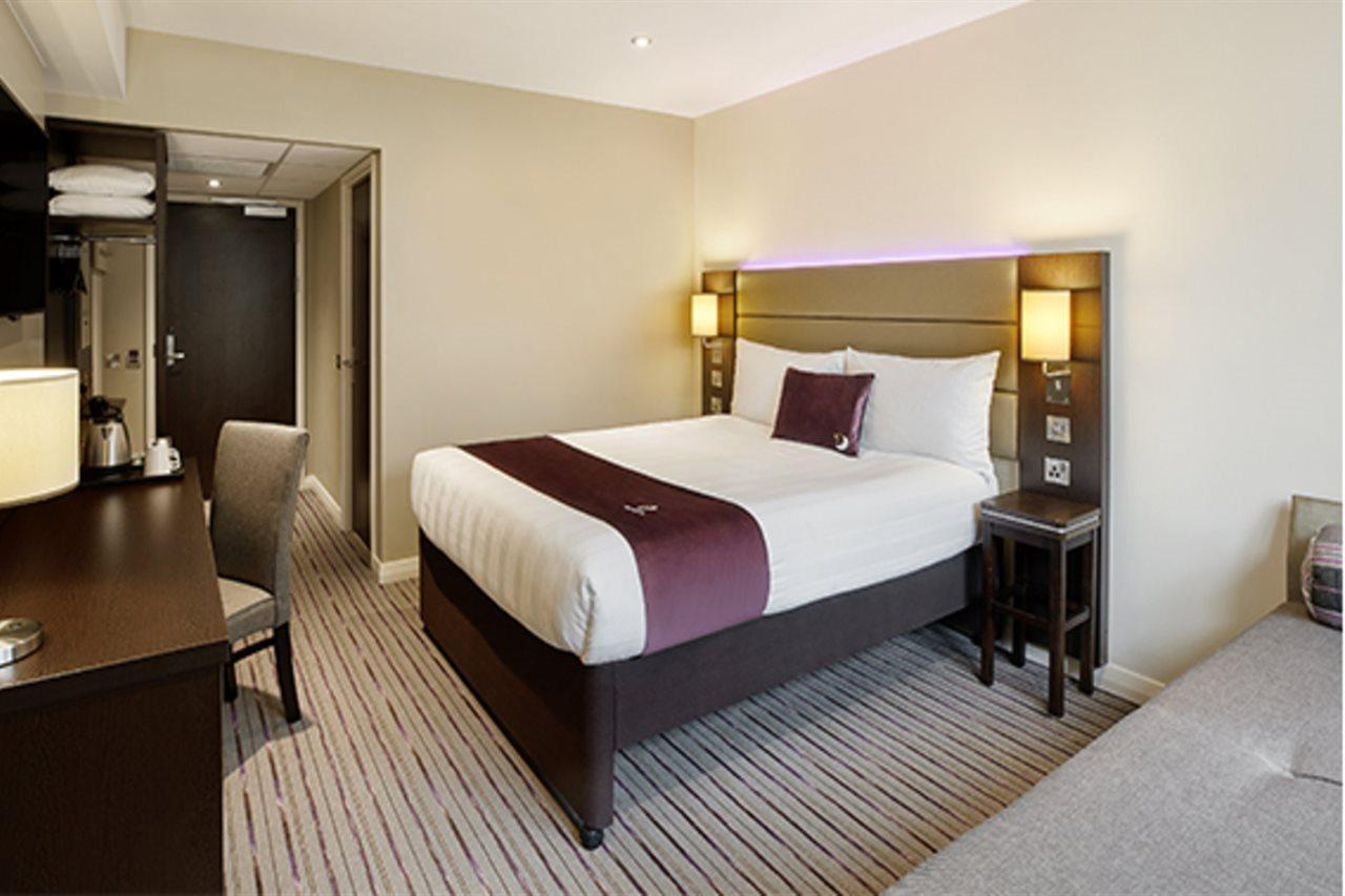 Premier Inn Трінґ Екстер'єр фото